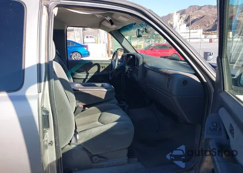 2003 Chevrolet Silverado 1500 Ls z USA, uszkodzony, nr VIN 2GCEC19V931101936